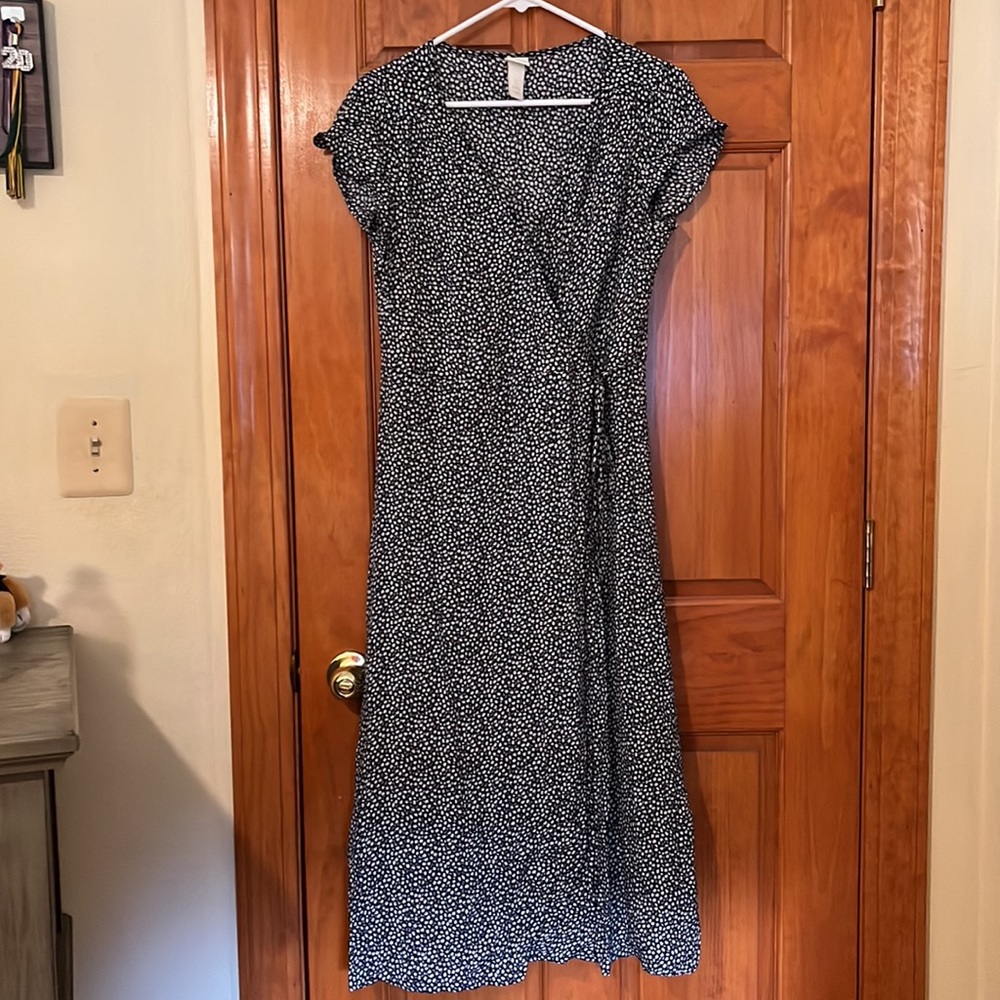 H&M long summer dress with daisies covering it entirely with black backing
